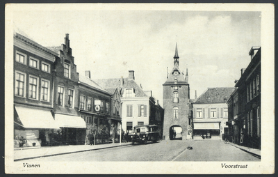 17248 Gezicht in de Voorstraat te Vianen, met de Lekpoort.